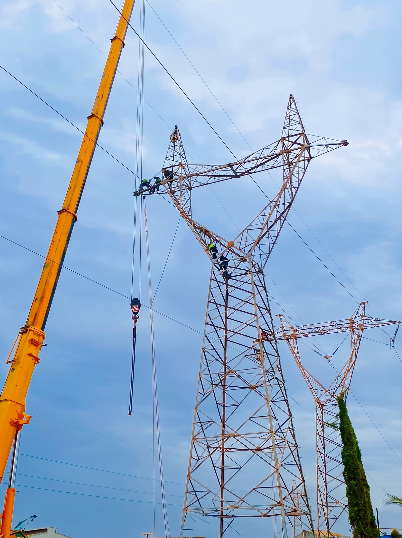 HumanPower Senegal crew performing tower erection